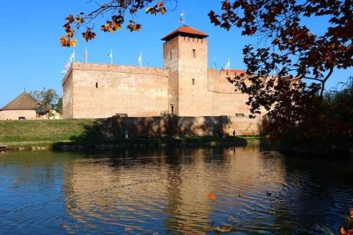 Viharsarki Apartman Gyula Bagian luar foto